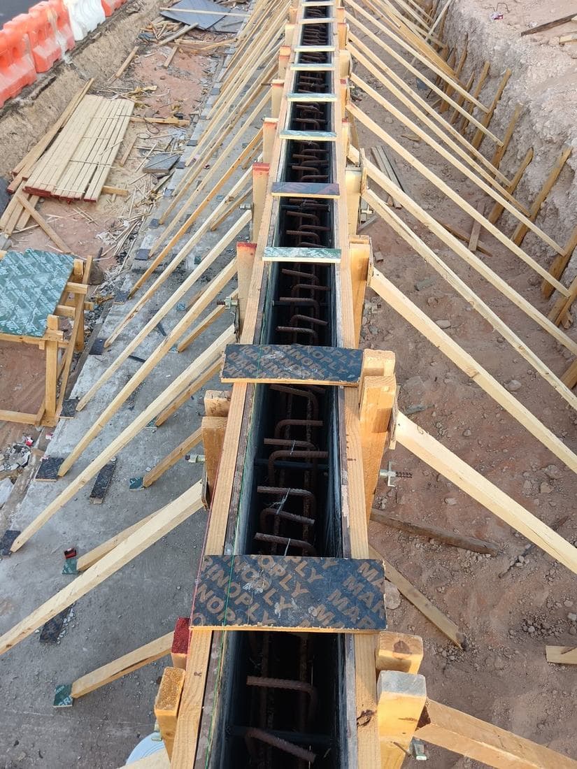 Twin-face formwork and reinforcement to a continuous linear in-situ concrete structure
